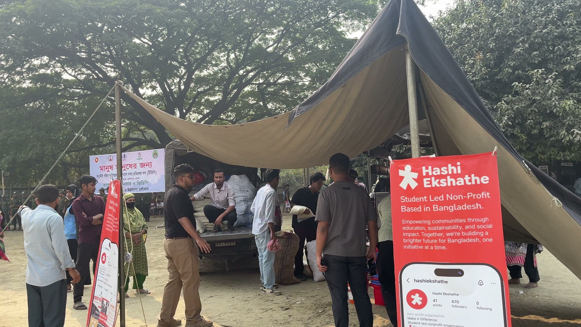 Volunteers unloading supplies at the Hashi Ekshathe Korail relief point